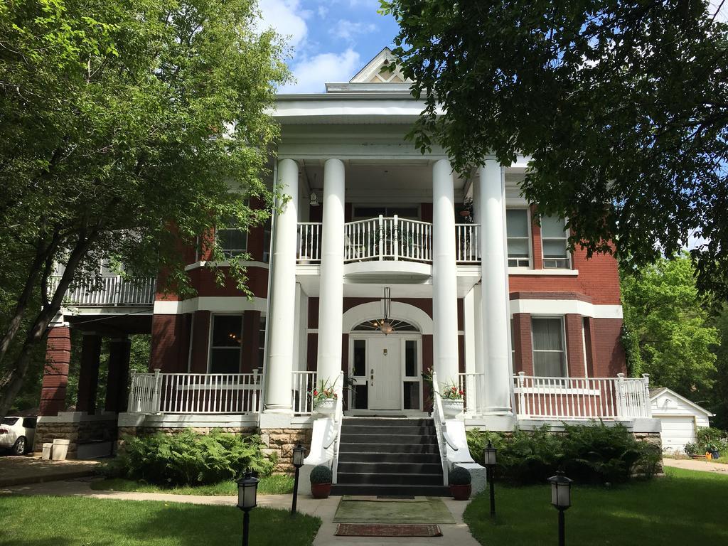 The Columns Bed & Breakfast Winnipeg, Canada