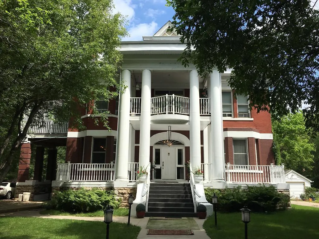 The Columns Bed & Breakfast 3*, Winnipeg Canada